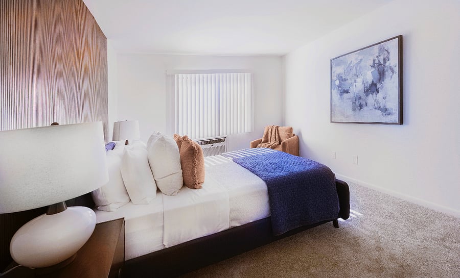 Furnished condo 102 in Mundelein, Illinois